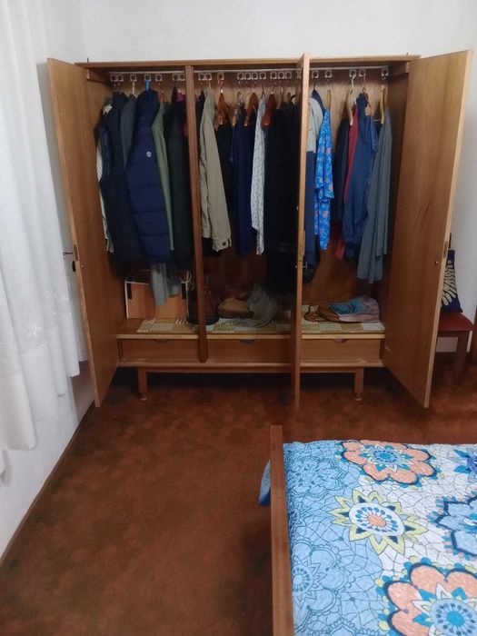Espaçoso Guarda-vestidos de 3 portas 1,60x0,60m com 3 gavetas