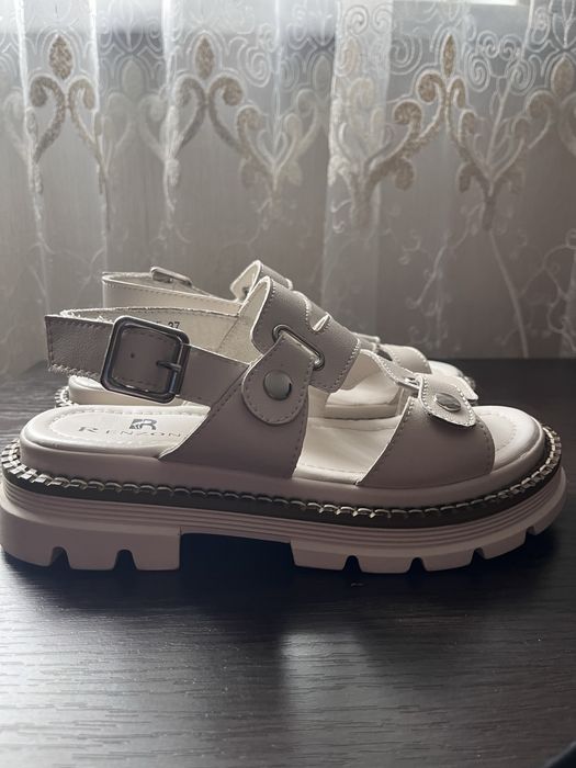 Бежеві босоніжки 37 розмір