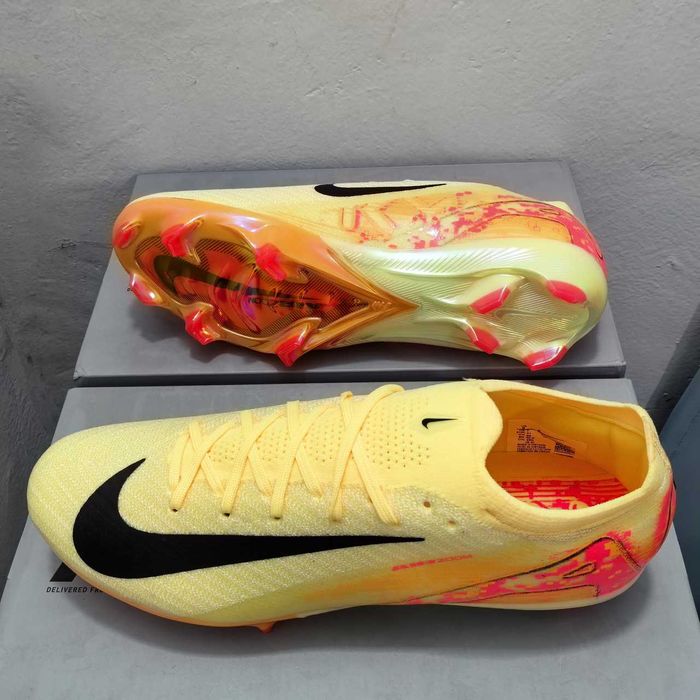 Футбольні бутси і сороконіжки Nike