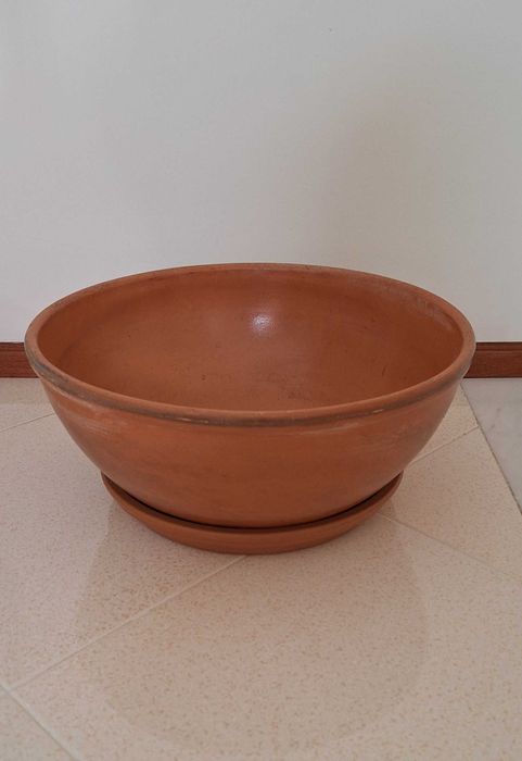 Floreira redonda em barro vermelho