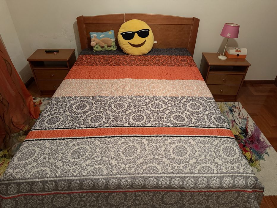 Cama e 2 mesas de cabeceira