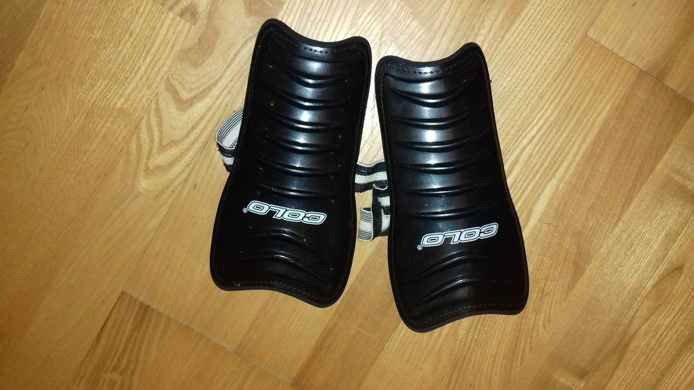 Ochraniacze do gry w piłkę nożną .