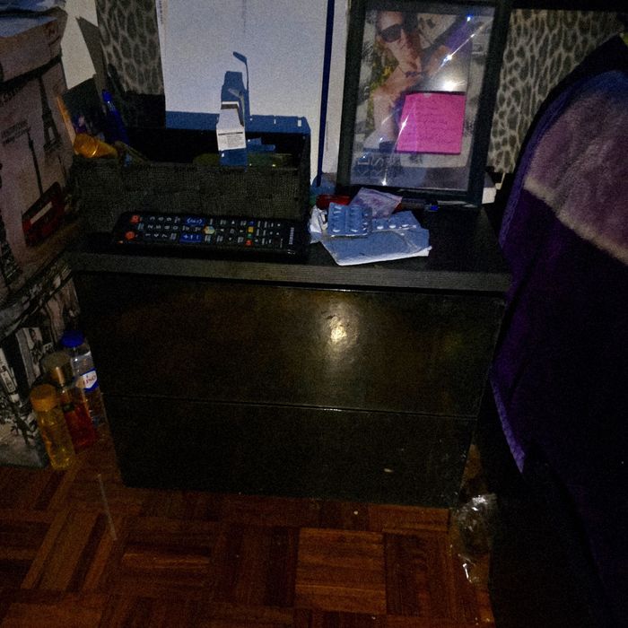 Cama de casal com mesas de cabeceira e 3 CAMISEIROS, Inclui colchão.