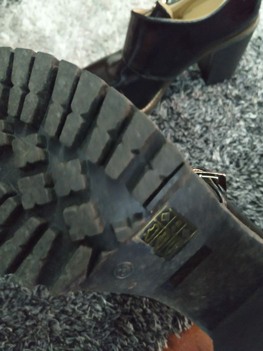 Sapato cor preto muito lindos tamanho 39. Só usados uma vez.