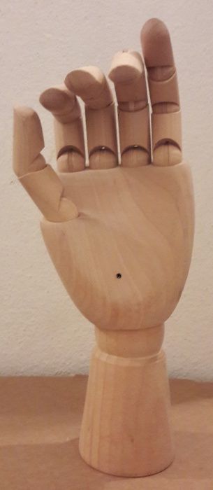 Mão articulada de madeira