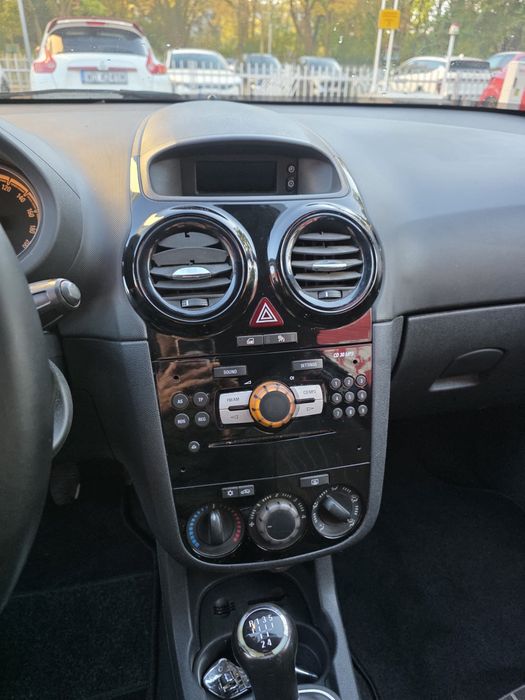 Opel corsa D benzyna 2010