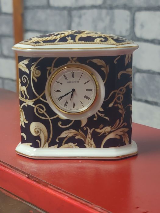 Камінний годинник Wedgwood,костяний порцеляна.