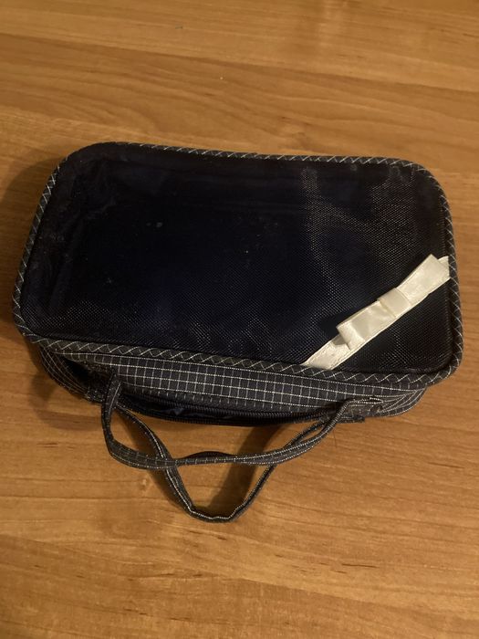 Biało granatowa kosmetyczka