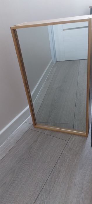 Mała bambusowa szafka z lustrem do łazienki