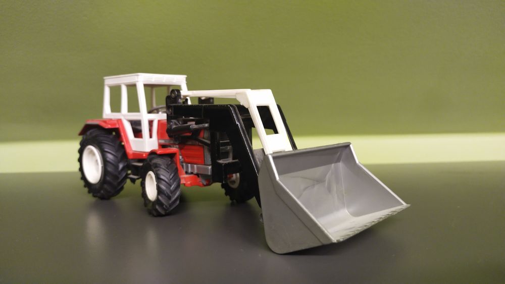 Siku traktor  z ładowaczem Massey Ferguson 1 32