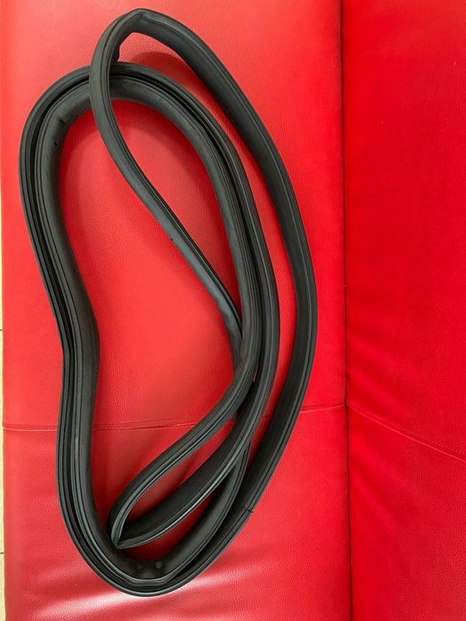 Ущільнювач уплотнитель резина задньої двері Volkswagen Caddi  2004-20