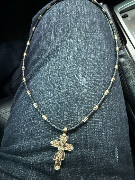 Продам золотую цепочку .Золото + 8 Брилиантов 0.6К .