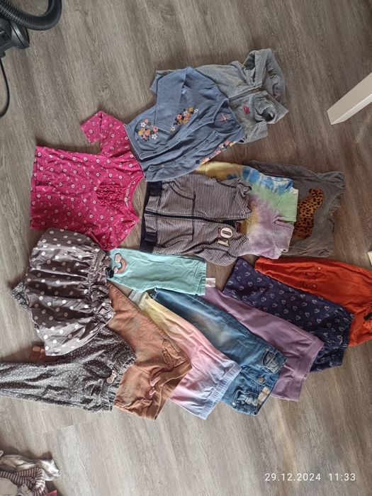 Zestaw ubrań dla dziewczynki w rozmiarze 92