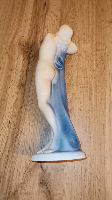 Figurka porcelanowa. Kobieta biało niebieska. Wysokość 31cm