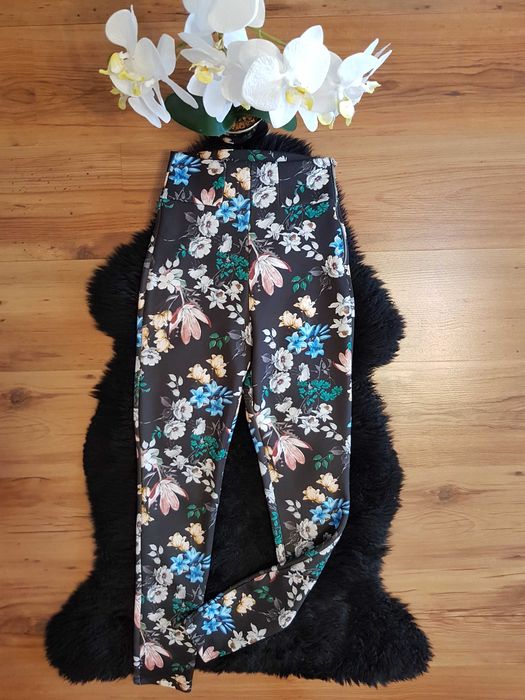 Nowość 2026:) spodnie/legginsy w kwiaty STRADIVARIUS roz XS