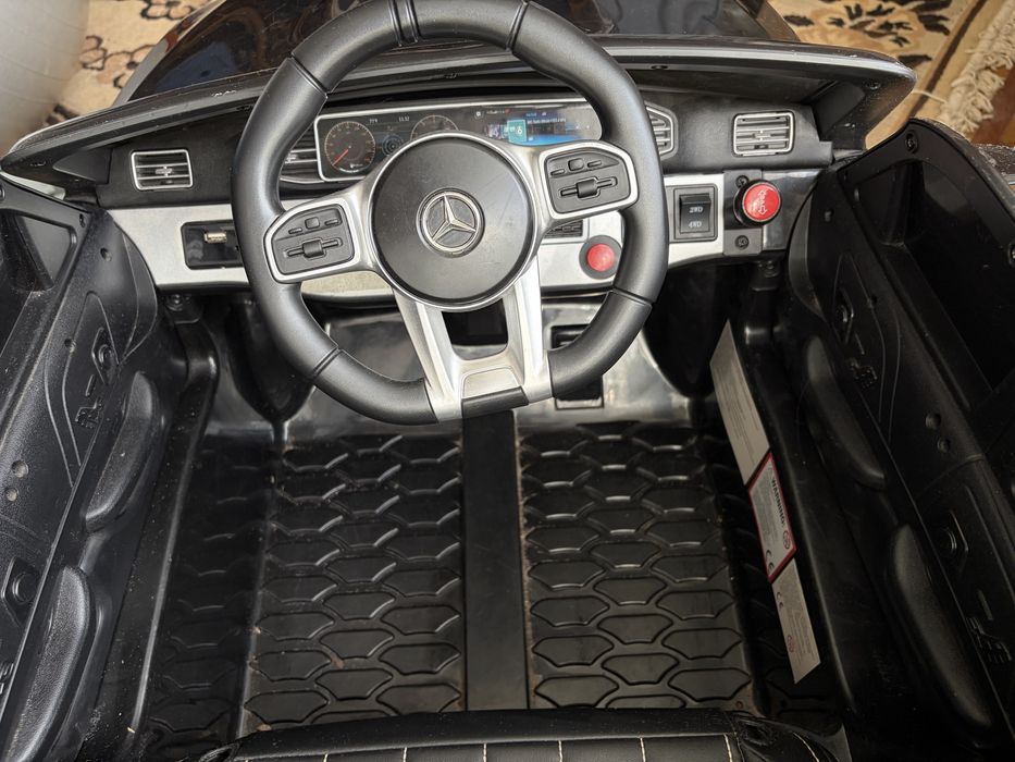 Дитячий електромобіль на пульті керування