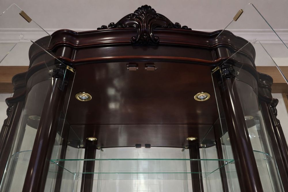 Cristaleira / vitrine clássica Motno
