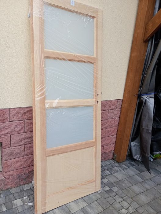 Drzwi drewniane. Nowe. Prawe.