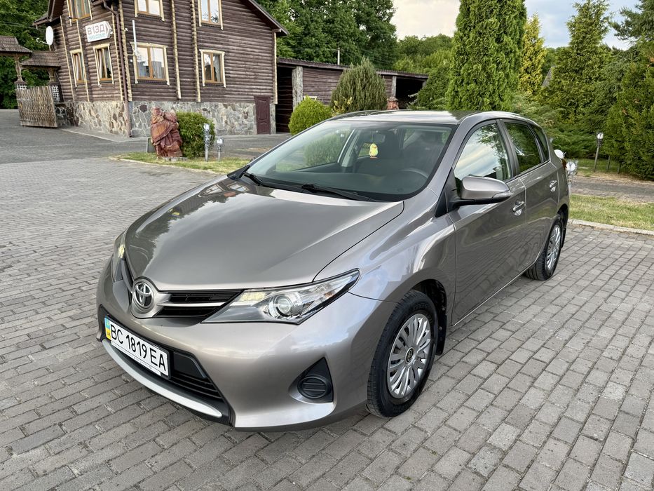 Toyota Auris 2013 хечбек БЕНЗИН 1.3