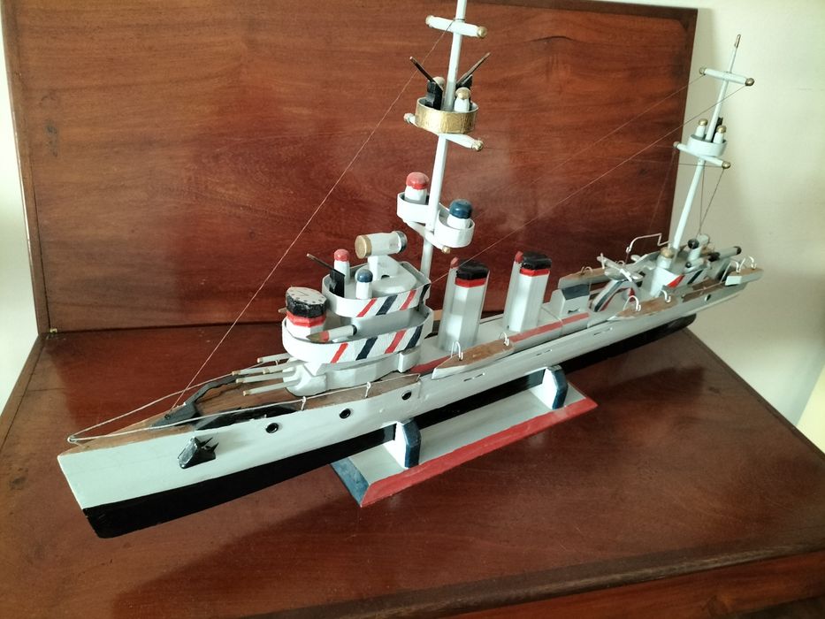 Barco de guerra antigo em excelente estado