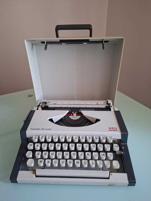 Máquina de escrever Olympia Traveller de Luxe