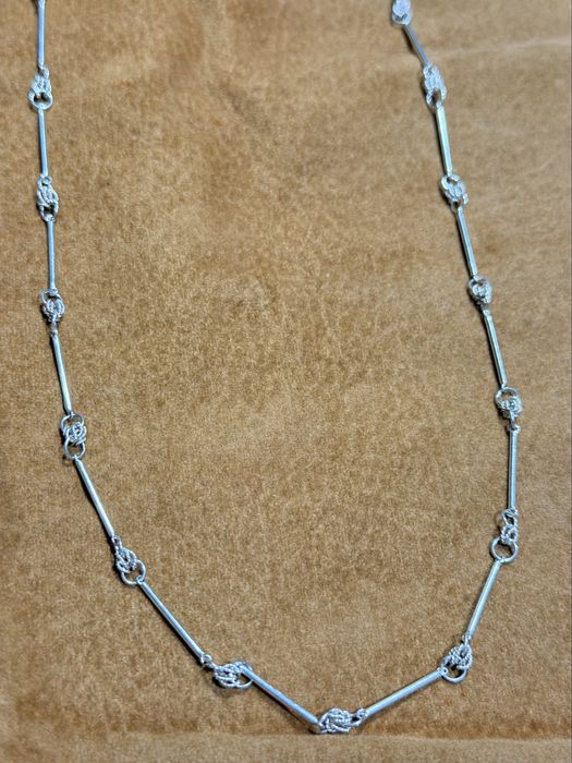 Fii em prata de senhora