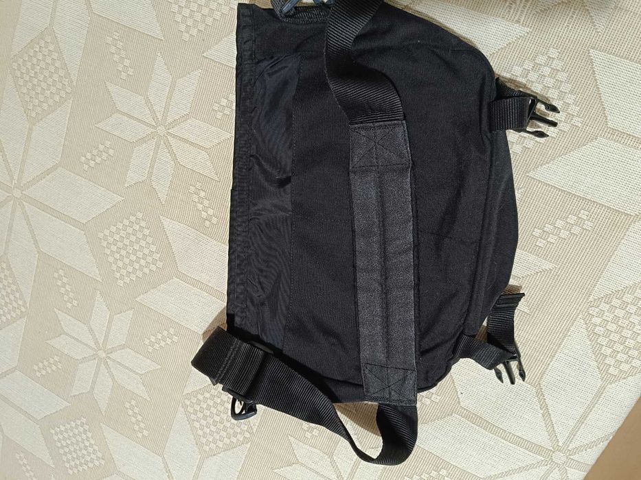 Mochila tiracolo preta eastpak