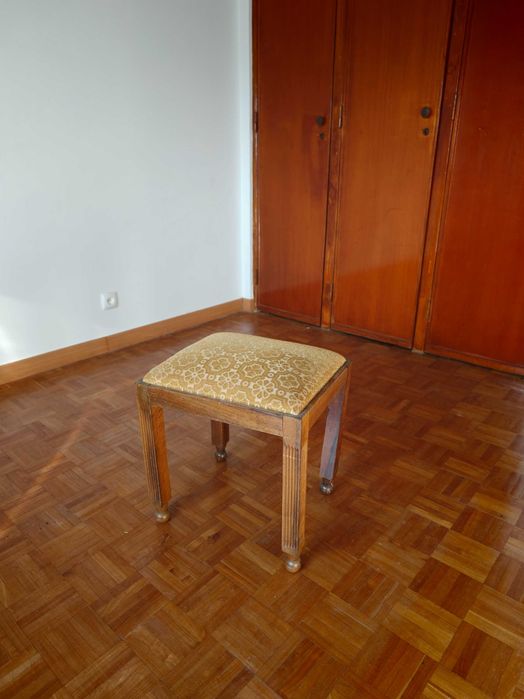 Banco com assento em veludo