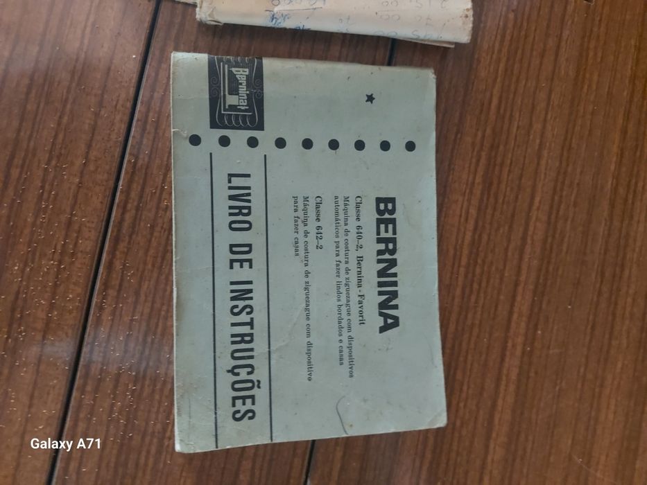 Máquina de costura antiga com móvel