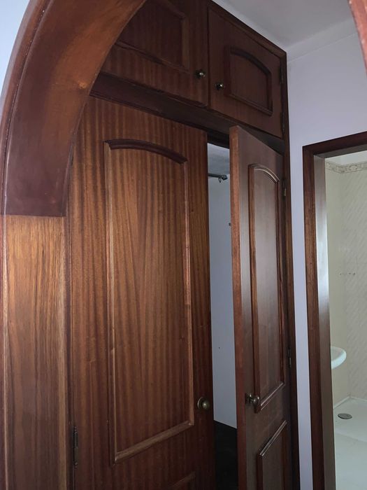 Portas de roupeiros embutidos em madeira | 2,65m | boa arrumação