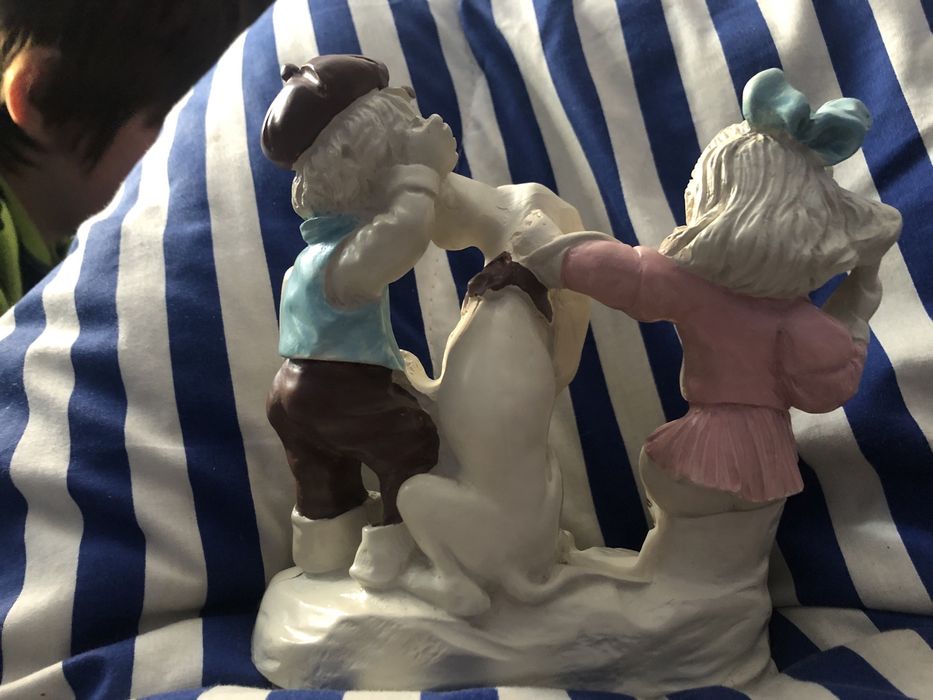 Статуєтк а  хлопчик собака і дівчинка