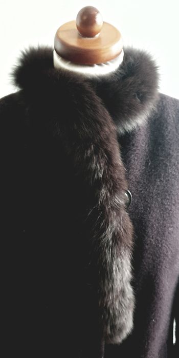 Wełniany płaszcz flauszowy.