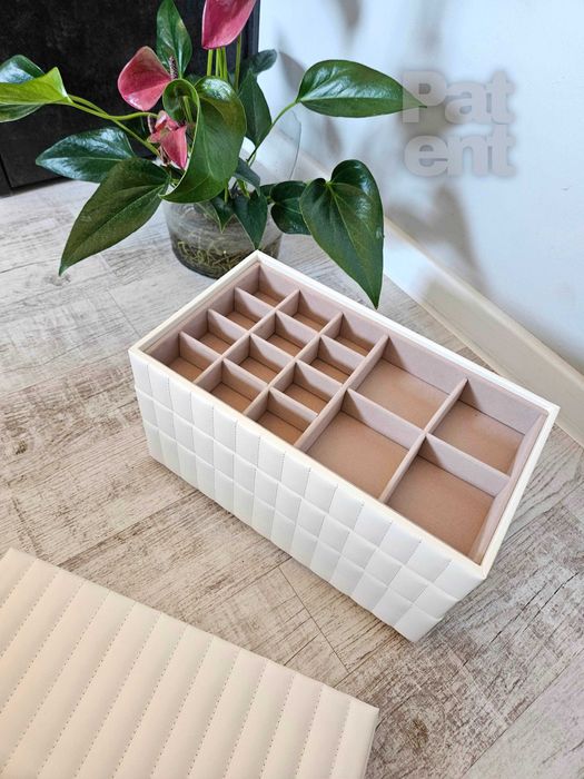 Duża biała pikowana szkatułka na biżuterię 4 poziomy z lusterkiem