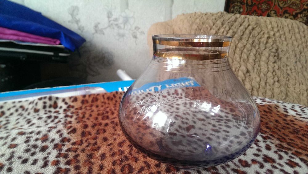 Винтажная ваза из цветного стекла с позолотой 1965 год сервантое хране