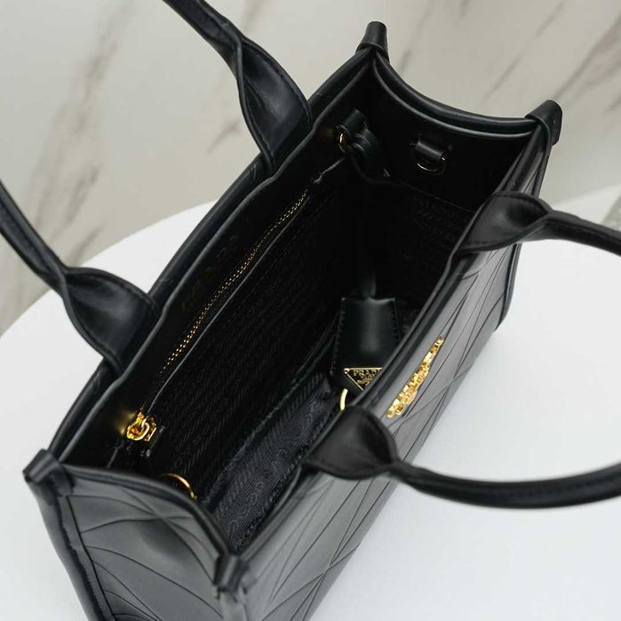 Torebka Prada czarna – idealna na codzienność i specjalne okazje