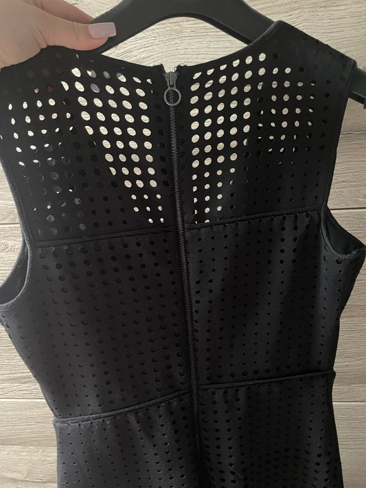 Czarna sukienka Guess xs-s