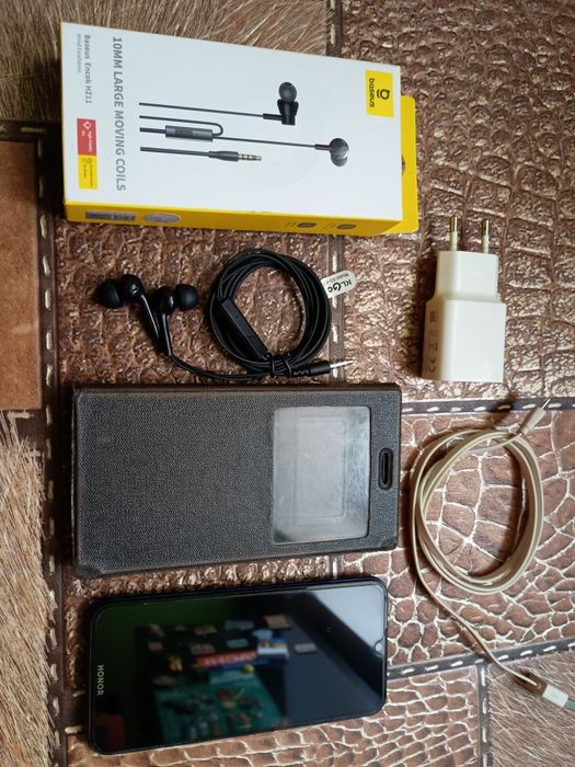 Honor 8s 2/32 + Baseus гарнітура