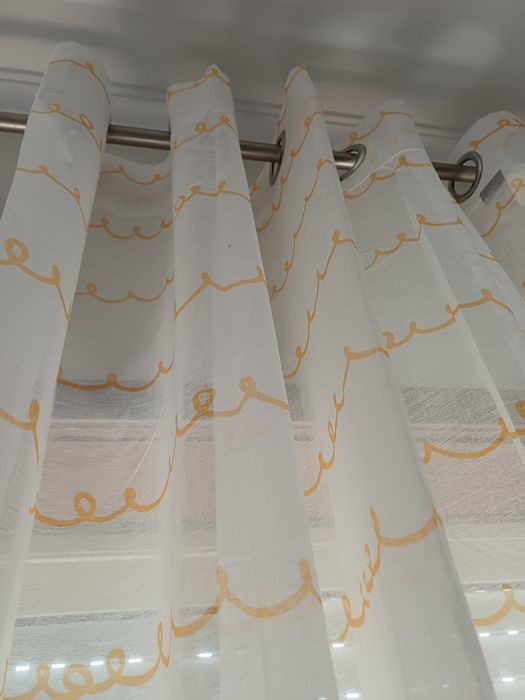 Cortinas e candeeiro