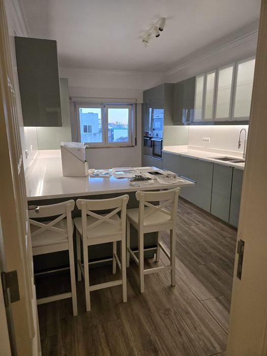 Quarto com roupeiro embutido em Queluz, entrada imediata