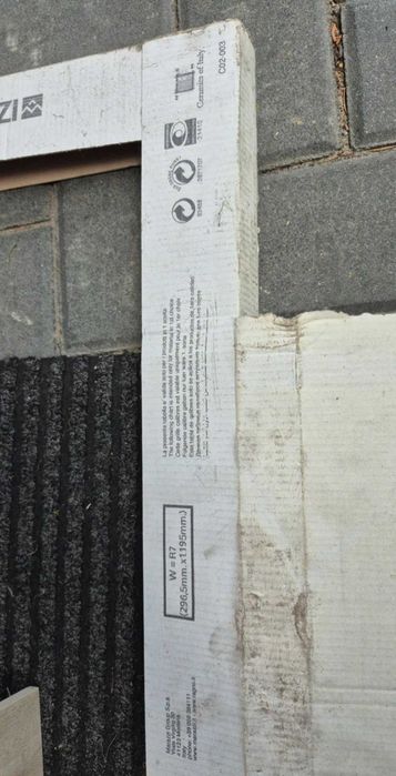 płytka 300 na 1200 mm.   podłoga  gres ,może komuś brakuje