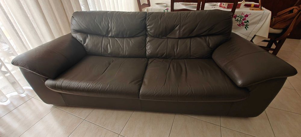 Sofá de 3 lugares, estofo em pele, cor castanha escura.