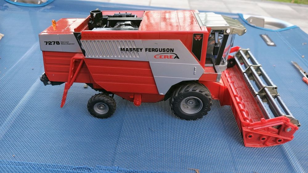 Siku kombajn massey ferguson