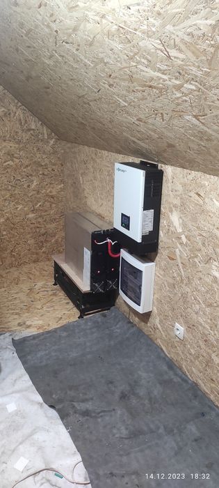 Сонячні панелі , інвертори , акумулятори, кабель . Монтаж .