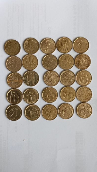 25 moedas de 5 pesetas, diversas.