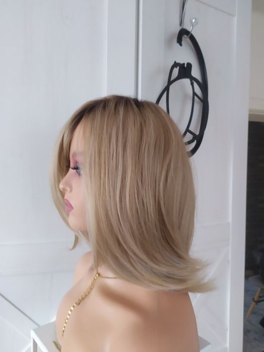 Peruka długa nr.9 blond grzywką na bok