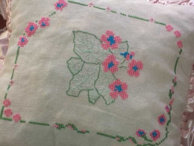 Almofada nova bordada à mão