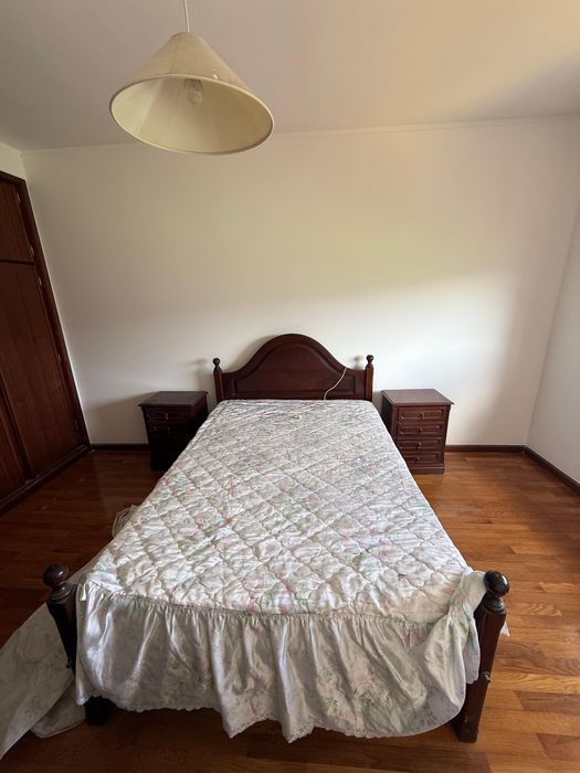 Cama + 2 mesinhas de cabeceira