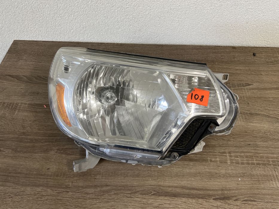 Фара права Toyota Tacoma 2012 2013 2014 2015 в наявності.