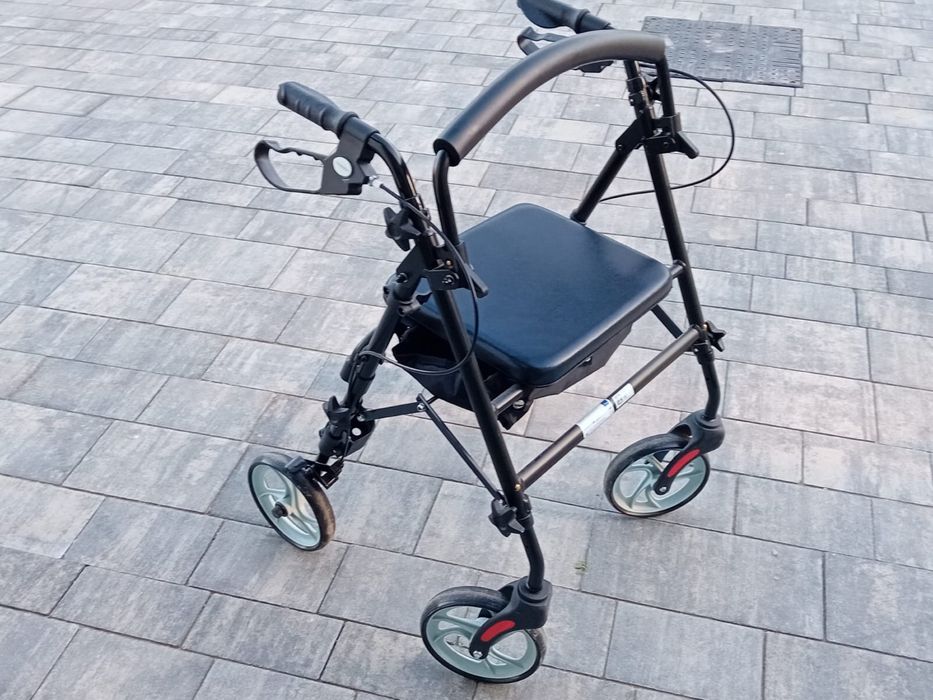Chodzik rehabilitacyjny lub dla seniora nowy