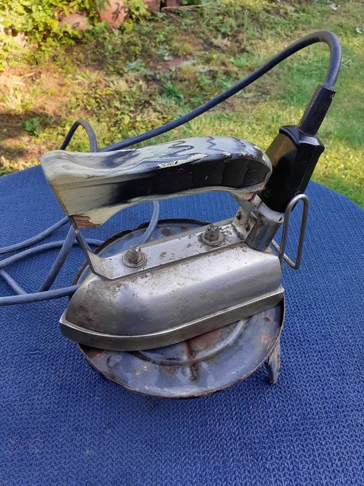 Stare żelazko z PRL-u